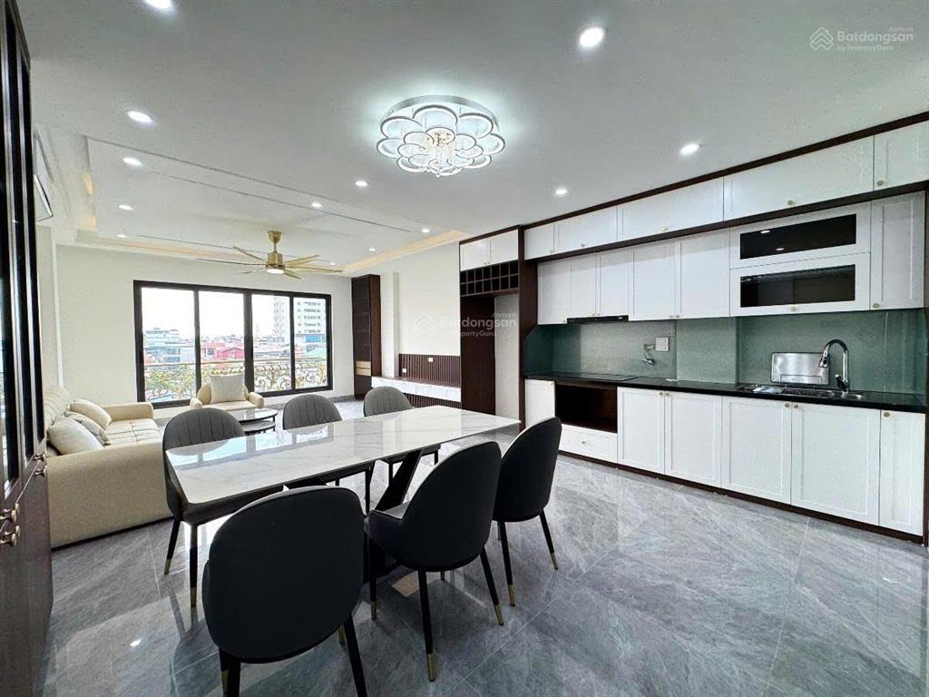 Bán nhà mặt chợ văn lakinh doanh đỉnhthang máytặng full nội thất xịn, dt55m7 tầng,nhỉnh 22 tỷ.