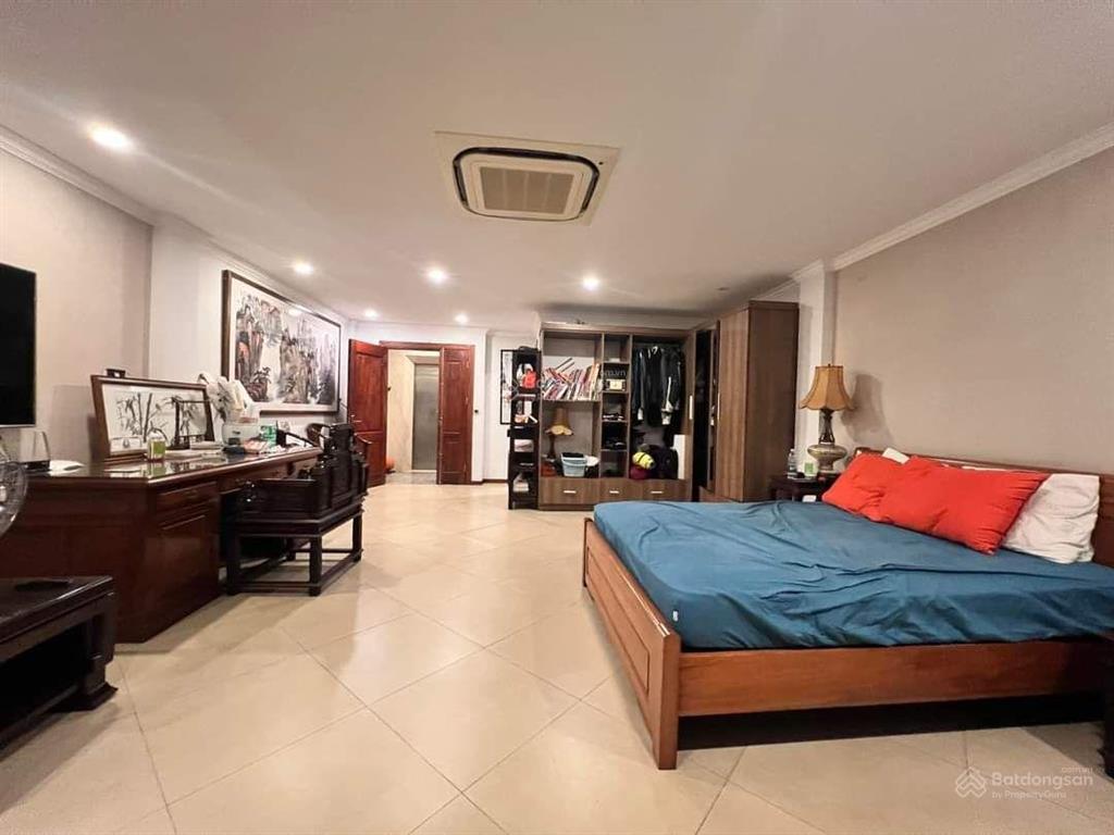 Bán biệt thự văn phú,dt 220m 4 tầng,thang máy,gần công viên,giá cực tốt.