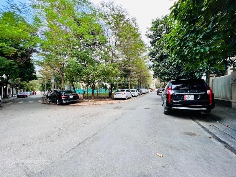 Bán lô góc biệt thự làng việt kiều châu âu, kinh doanh tốt, dt 135m2  mt 18m,vị trí đắc địa.