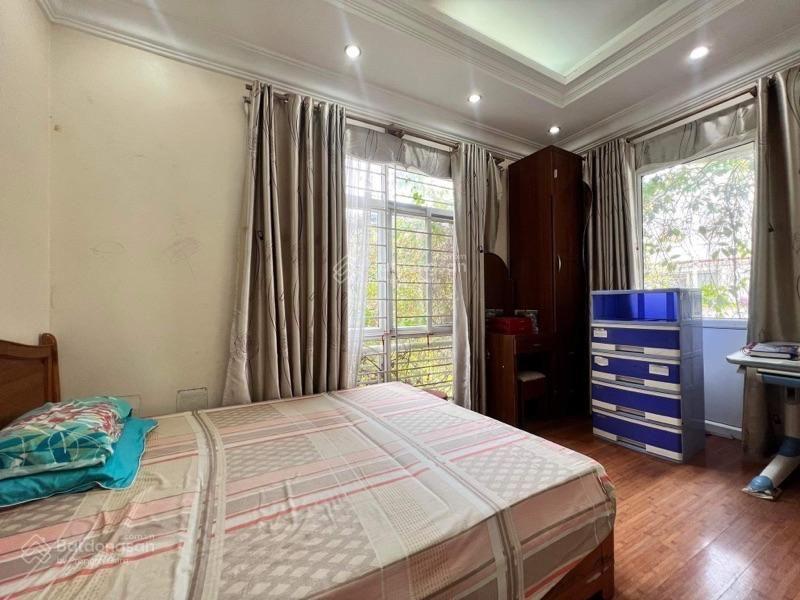 Bán lô góc biệt thự làng việt kiều châu âu, kinh doanh tốt, dt 135m2  mt 18m,vị trí đắc địa.