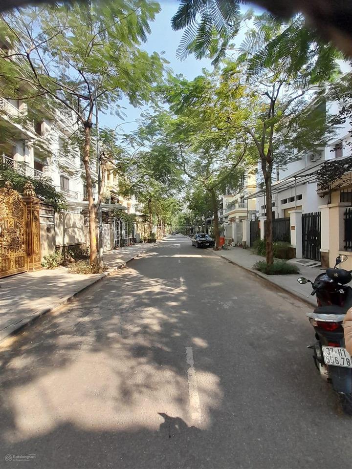 Chỉ 37 tỷ, bán gấp biệt thự dương nội, dt 200m  4 tầng, 1 hầm, ngay cạnh công viên.