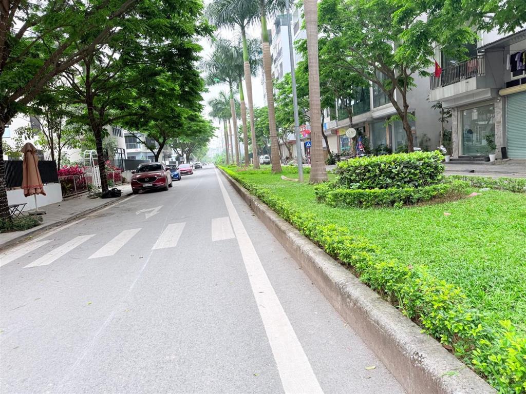 Chủ gửi bán gấp biệt thự an quý, sát đường lê quang đạo, dt 200m  4 tầng, giá chỉ nhỉnh 30 tỷ