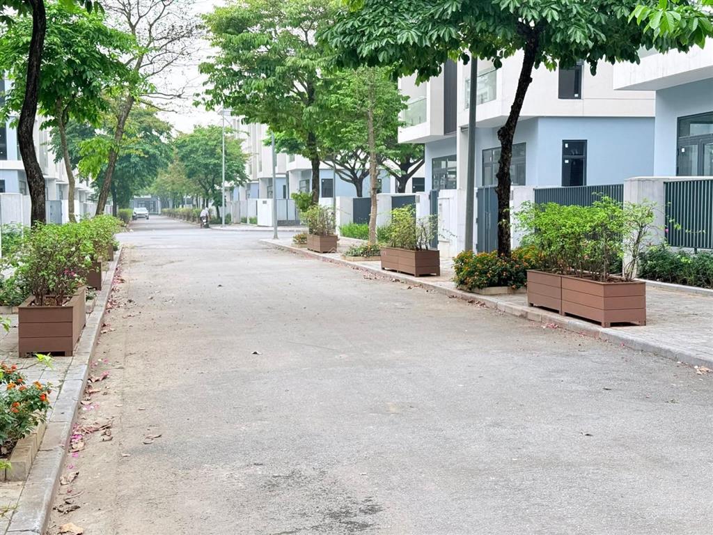 Chủ gửi bán gấp biệt thự an quý, sát đường lê quang đạo, dt 200m  4 tầng, giá chỉ nhỉnh 30 tỷ
