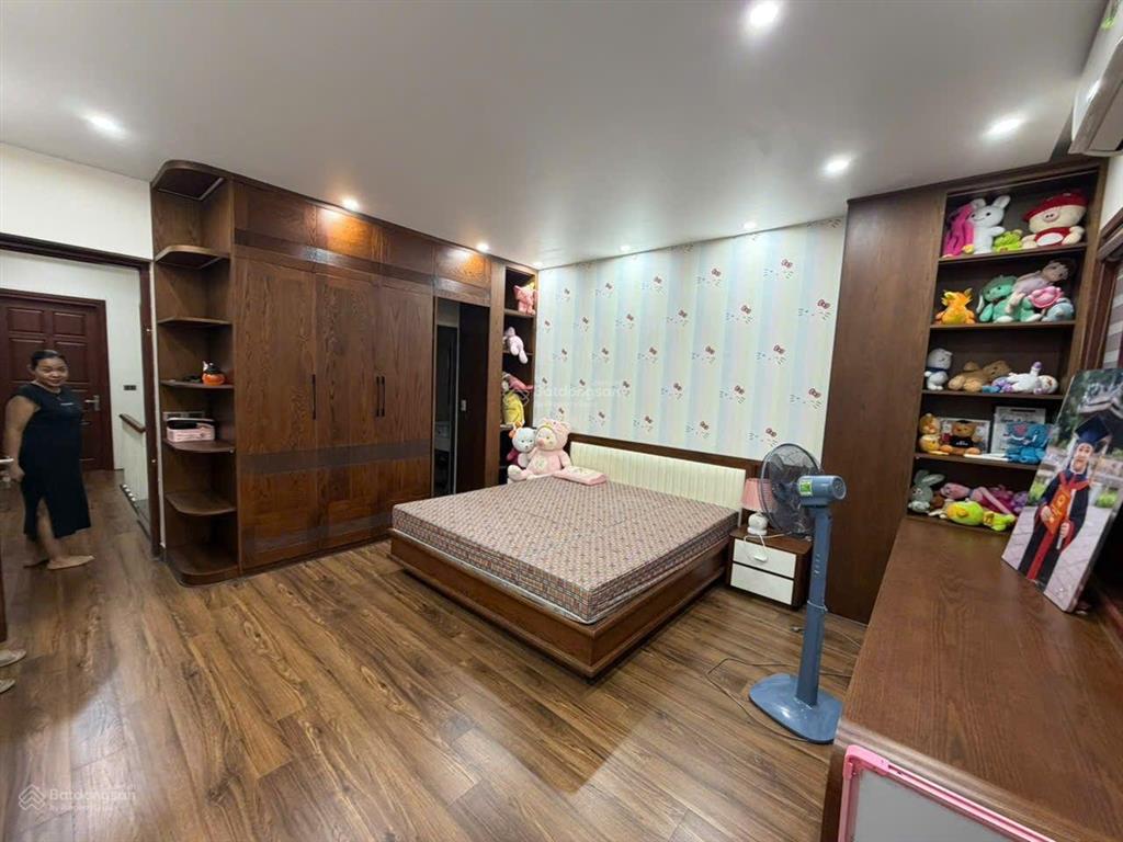 Giảm chào sâu 7 tỷ,bán gấp liền kề văn phú,dt 90m5 tầng,nhà đẹp,ô chờ thang máy,view vườn hoa.