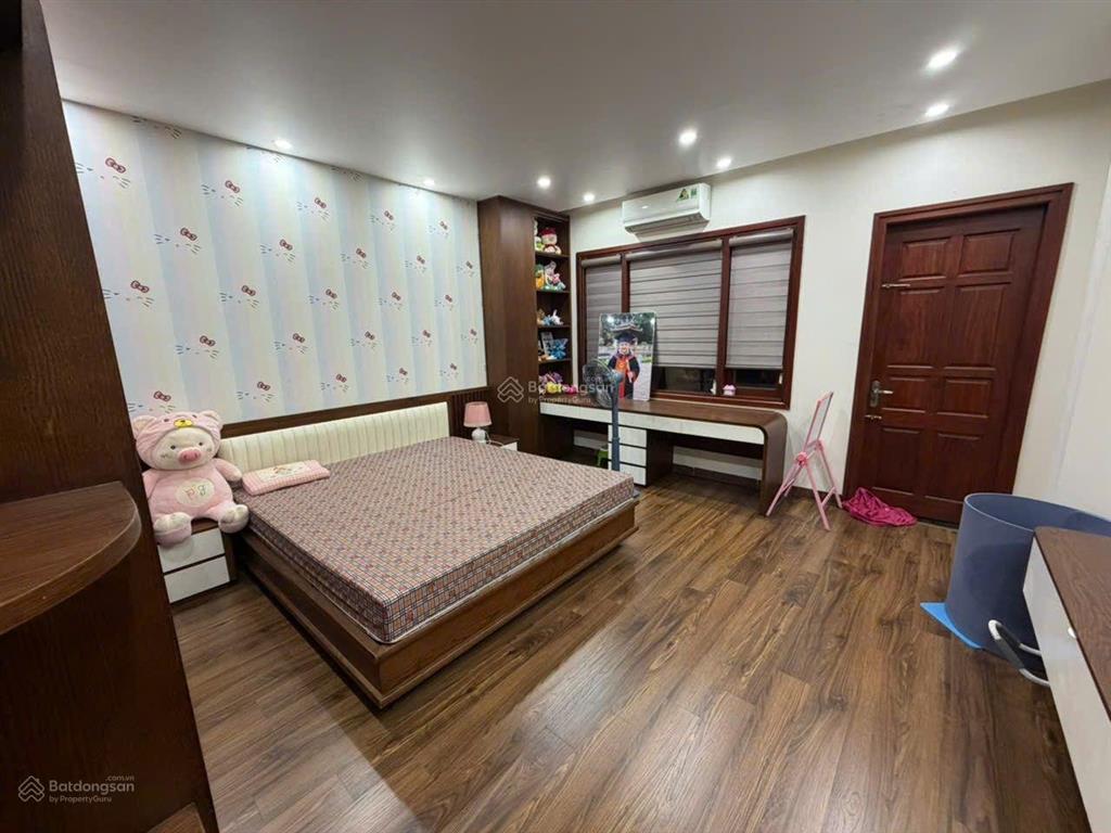 Giảm chào sâu 7 tỷ,bán gấp liền kề văn phú,dt 90m5 tầng,nhà đẹp,ô chờ thang máy,view vườn hoa.