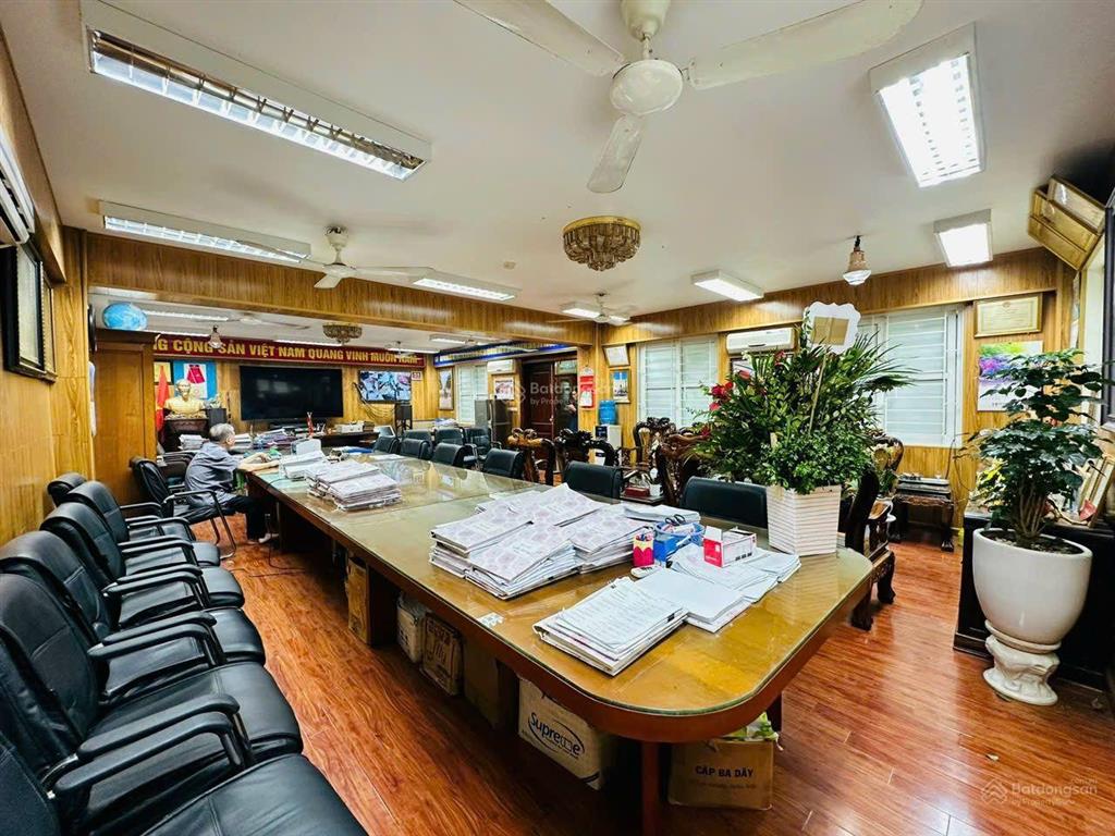 Trần quốc hoàn  bán nhà 7 tầng 100m² x mt 8,5m giá 45 tỷ