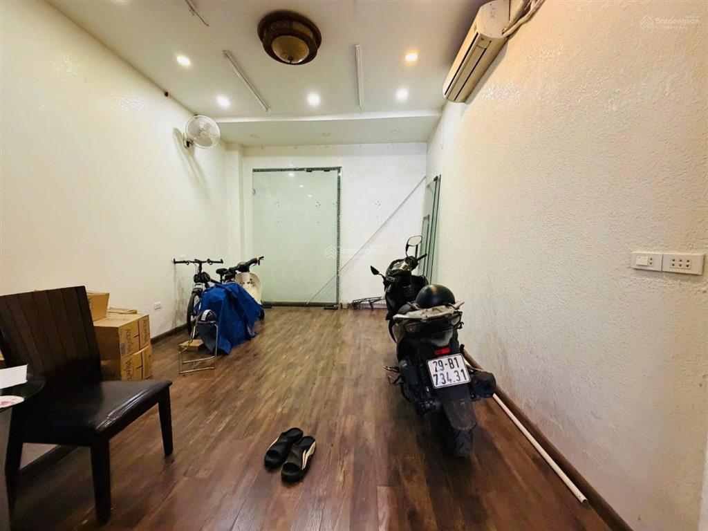 Mặt phố phó đức chính  bán nhà 6 tầng thang máy  75m2 giá 49,5 tỷ
