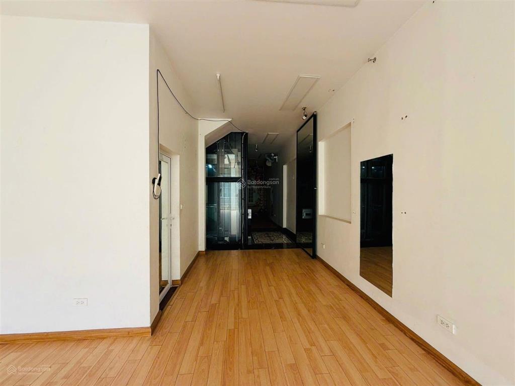 Mặt phố phó đức chính  bán nhà 6 tầng thang máy  75m2 giá 49,5 tỷ