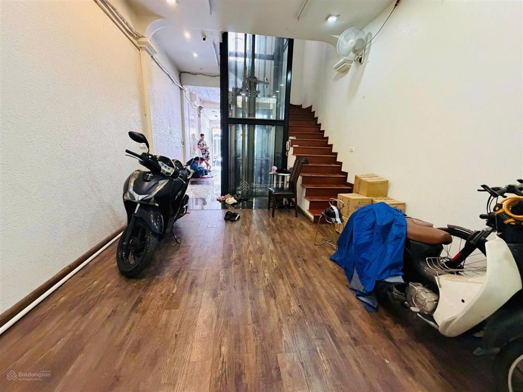 Mặt phố phó đức chính  bán nhà 6 tầng thang máy  75m2 giá 49,5 tỷ
