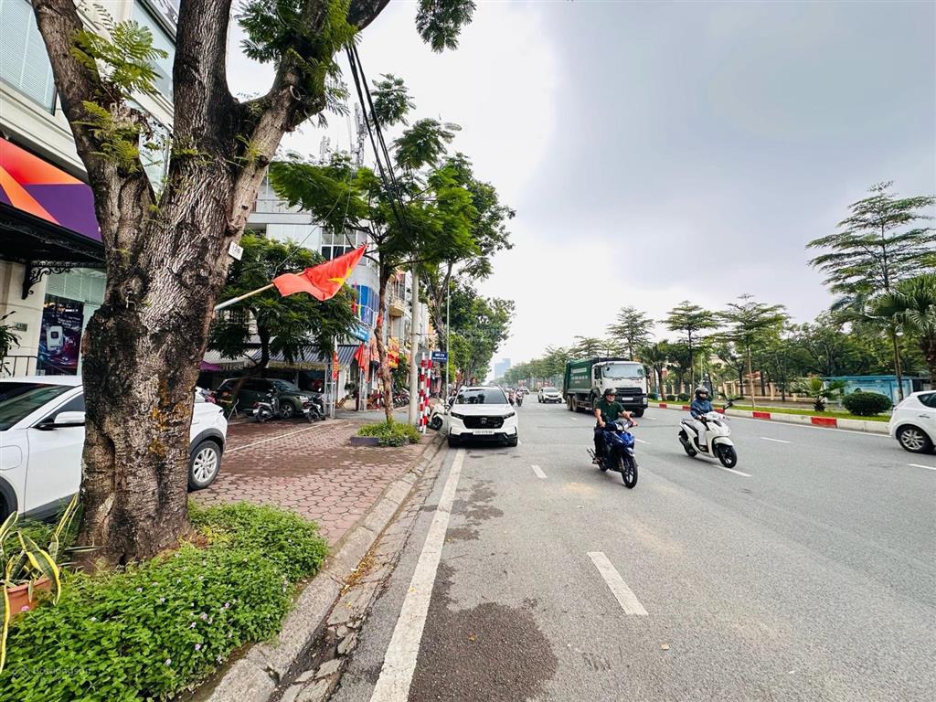 Mặt phố hoàng quốc việt  bán tòa nhà văn phòng 350m2 mặt tiền 15m giá 290 tỷ