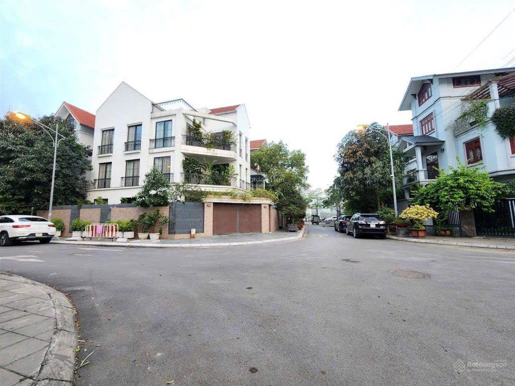 Phạm văn đồng  bán nhà 4 tầng 220m2 x mt 12m  giá 78 tỷ