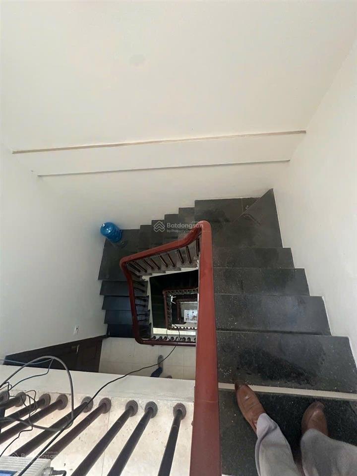 Hoàng quốc việt bán nhà 5 tầng vỉa hè ô tô tránh 40m2 giá 15 tỷ