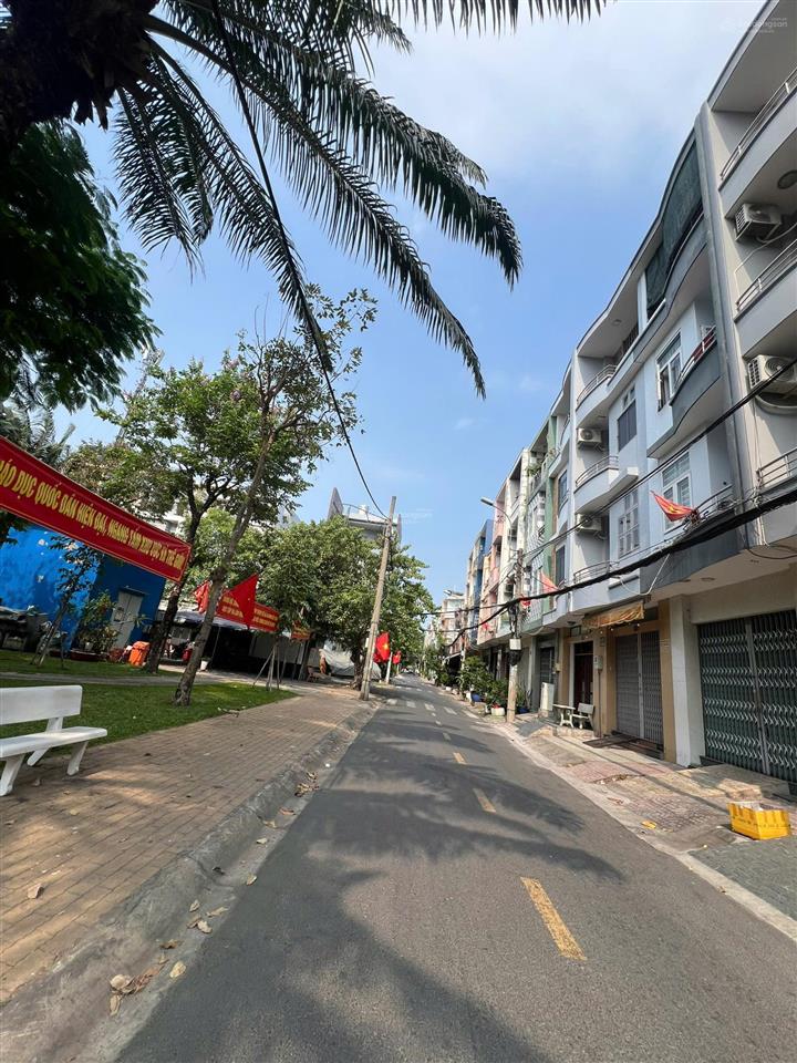 Bán nhà mặt tiền đường 320 bông sao, phường bình đông (phường 5, quận 8 cũ). đối diện công viên