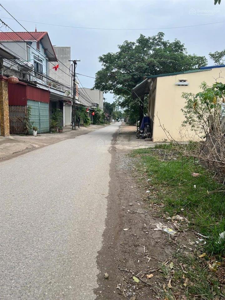 Chủ gửi e lô đất tại thôn quyết hạ xã đông sơn cũ nay là phú nghĩa cách ql6 200 m ạ