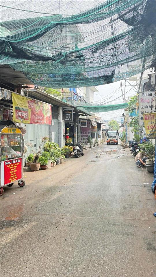 Bán đất tặng nhà cấp 4 đang làm kho  gần chợ phú thuận  quận 7 .  diện tích  99m2