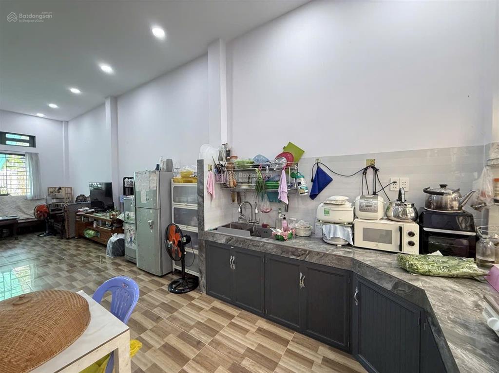 Nhà bè hẻm ô tô 6m nhà xây kiên cố cách phú mỹ hưng tầm 10 phút .