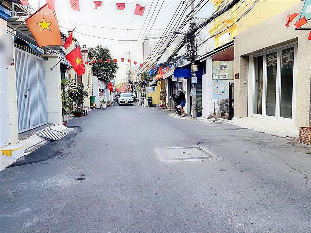 Quận 7 bán đất tặng nhà cũ đang cho thuê hẻm xe tải chỉ 60 triệu/m2.