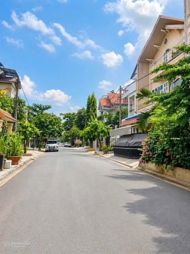 Biệt thự phố  gần vincom nam long  quận 7