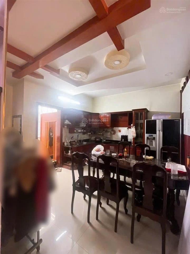 Cho thuê nhà mặt tiền đường kế chợ lý phục man  quận 7