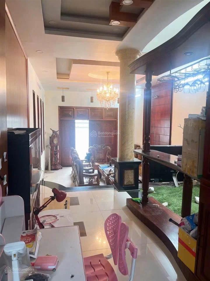 Cho thuê nhà mặt tiền đường kế chợ lý phục man  quận 7
