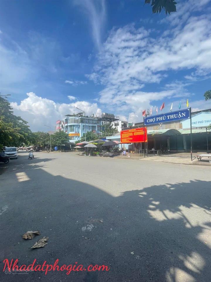 Nhà 3 tầng  ngay chợ  quận 7