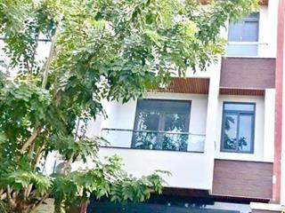 Nhà 3 tầng  ngay chợ  quận 7