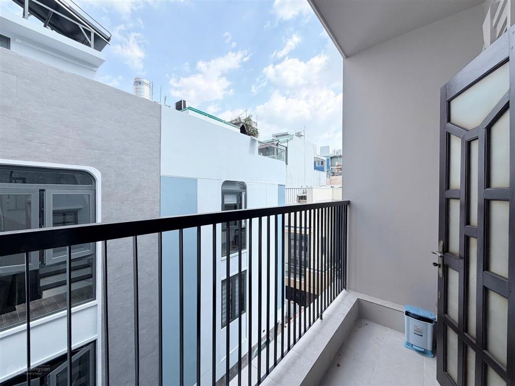 Ch studio  cửa sổ  ban công full nt gần ngã tư phú nhuận