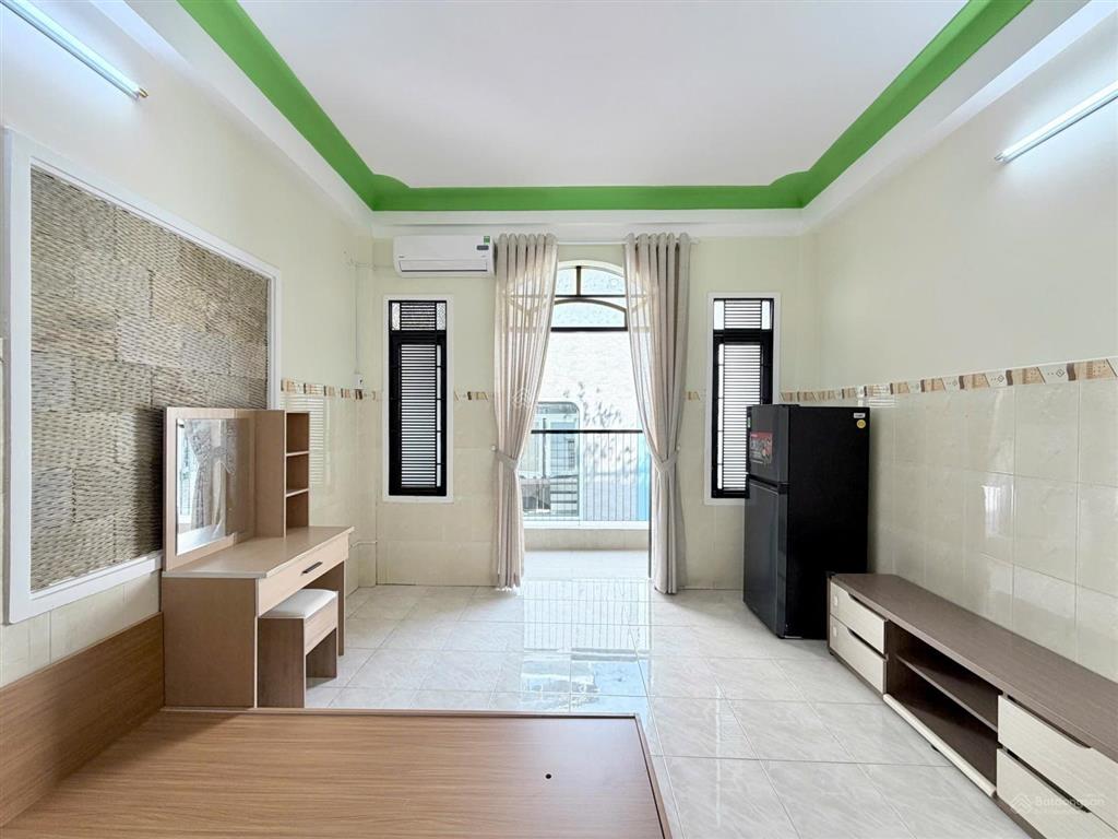 Ch studio  cửa sổ  ban công full nt gần ngã tư phú nhuận