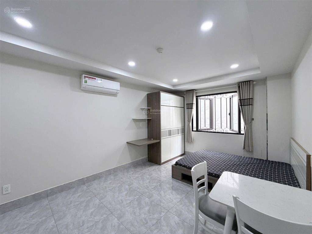 Cho thuê căn hộ studio cửa sổ ban công full nt nằm ngay chợ bà chiểu