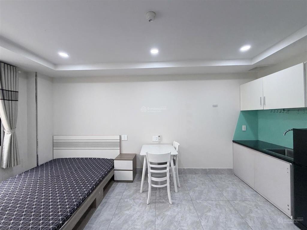 Cho thuê căn hộ studio cửa sổ ban công full nt nằm ngay chợ bà chiểu