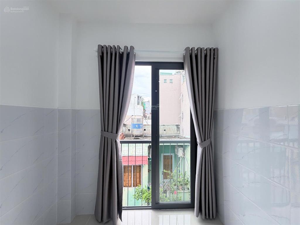 Căn hộ  studio  cửa sổ  ban công  mới 100%  hầm xe thang máy  ngay chợ bà chiểu