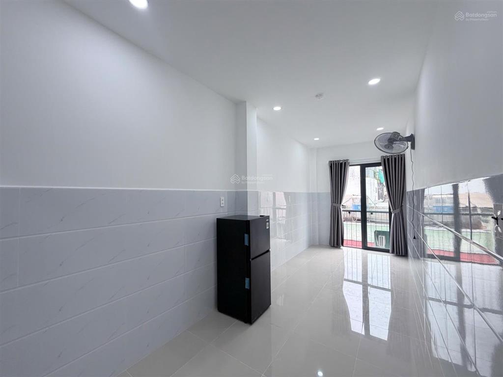 Căn hộ  studio  cửa sổ  ban công  mới 100%  hầm xe thang máy  ngay chợ bà chiểu