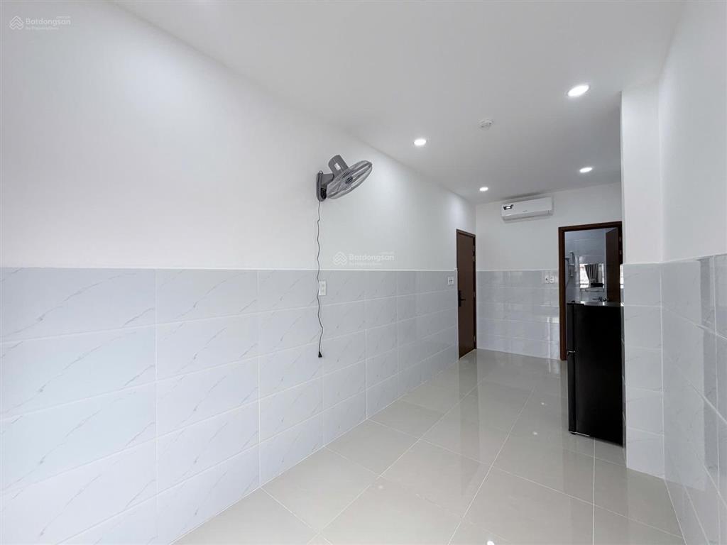 Căn hộ  studio  cửa sổ  ban công  mới 100%  hầm xe thang máy  ngay chợ bà chiểu