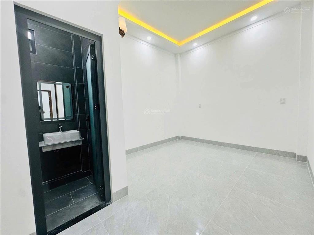 Nhà ngang 8m mới hoàn thiện cực thoáng sổ hông riêng trả trước chỉ 500 triệu