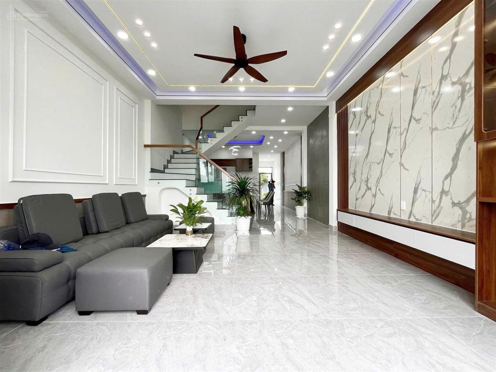 Thường xuyên đi công tác xa nên tôi cần bán lại căn nhà phường tân triều ngay đường trục 16