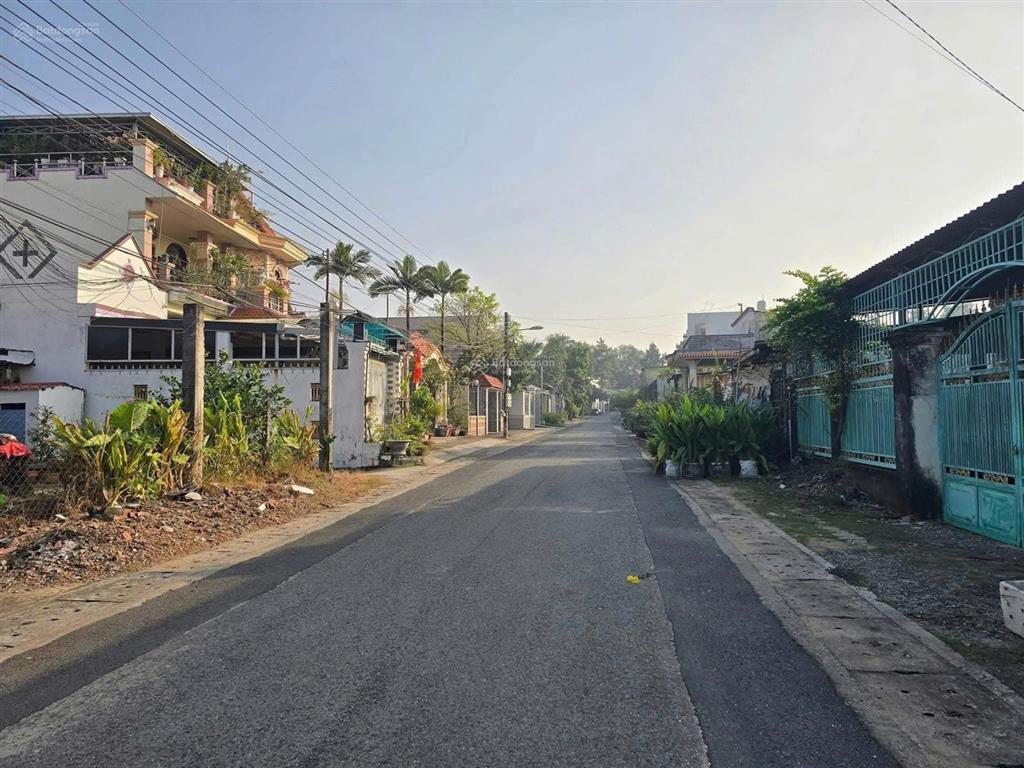 Chủ ngộp nh bán nhanh lô góc 2 mặt tiền ngay cây xăng thạnh phú đi vào 1,5km