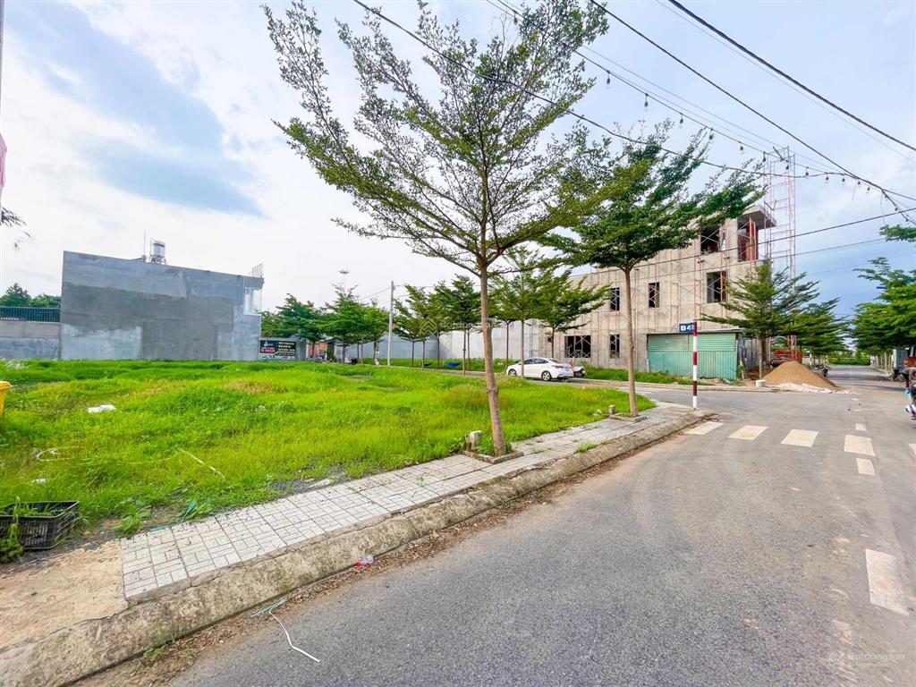 Tin cực hot, bán lô đất liền kề đối diện công viên ngay kdc tân bình mở rộng