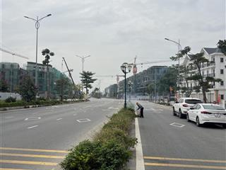 Mặt đường trục chính 26m từ khu d vào khu c tđc bắc sông cấm thông thẳng ra cầu nguyễn trãi