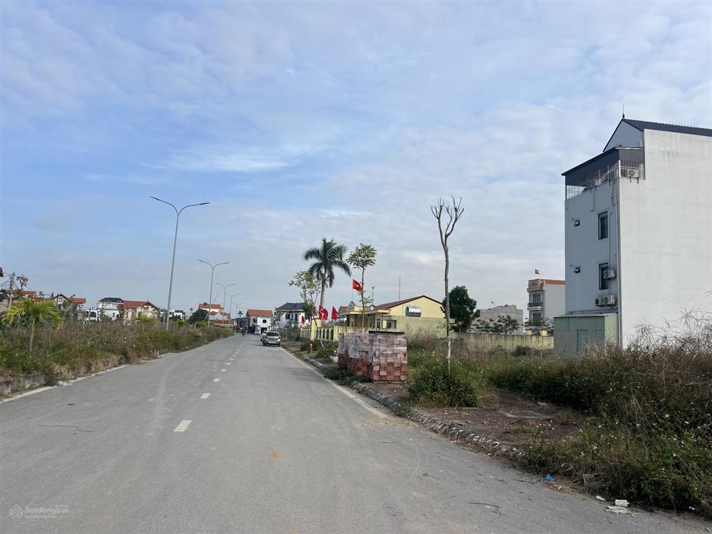 Mặt đường trục chính 26m từ khu d vào khu c tđc bắc sông cấm thông thẳng ra cầu nguyễn trãi
