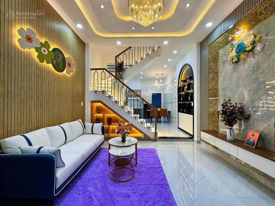 Bán nhà phố 60m2, 3 lầu, shr, hxh 8m, 6 tỷ 2 còn thương lượng !!!