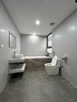 Hiếm có khó tìm tòa văn phòng phố cổ linh 100m² 8 tầng hầm view công viên dòng tiền khủng 45.6 tỷ