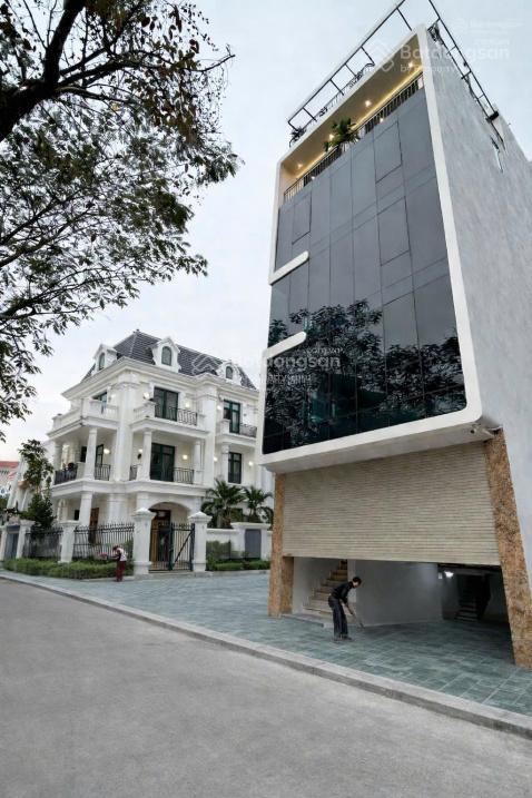 Hiếm có khó tìm tòa văn phòng phố cổ linh 100m² 8 tầng hầm view công viên dòng tiền khủng 45.6 tỷ