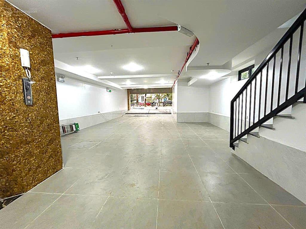 Hiếm có khó tìm tòa văn phòng phố cổ linh 100m² 8 tầng hầm view công viên dòng tiền khủng 45.6 tỷ
