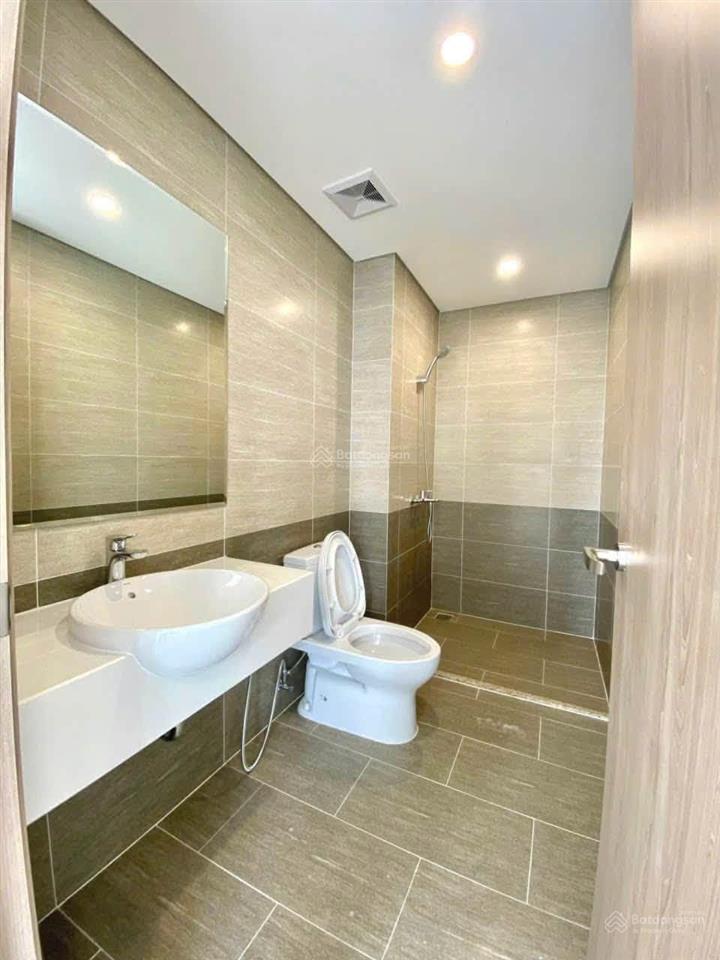 Bán gấp 3 tỷ 150 triệu cắt lỗ căn hộ 2 phòng ngủ hướng đông nam view sông, view quảng trường