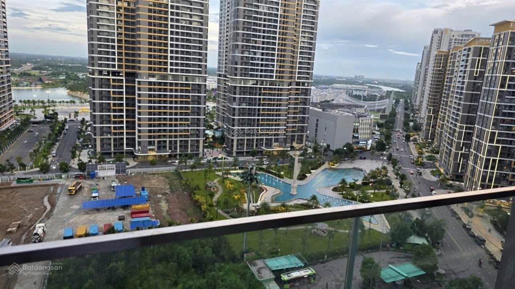 Bán gấp 3 tỷ 150 triệu cắt lỗ căn hộ 2 phòng ngủ hướng đông nam view sông, view quảng trường