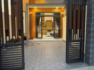 Bán căn nhà ngay trung tâm thị trấn long hải, cách đường nhựa lê duẩn 20 m, cách biển 2 km