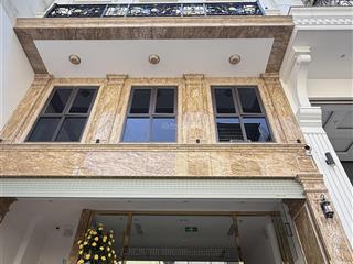 Bán toà apartment hoàng quốc việt 130m2  9tầng vị trí đẹp chỉ 30m2 ra phố doanh thu gần 3tỷ/năm