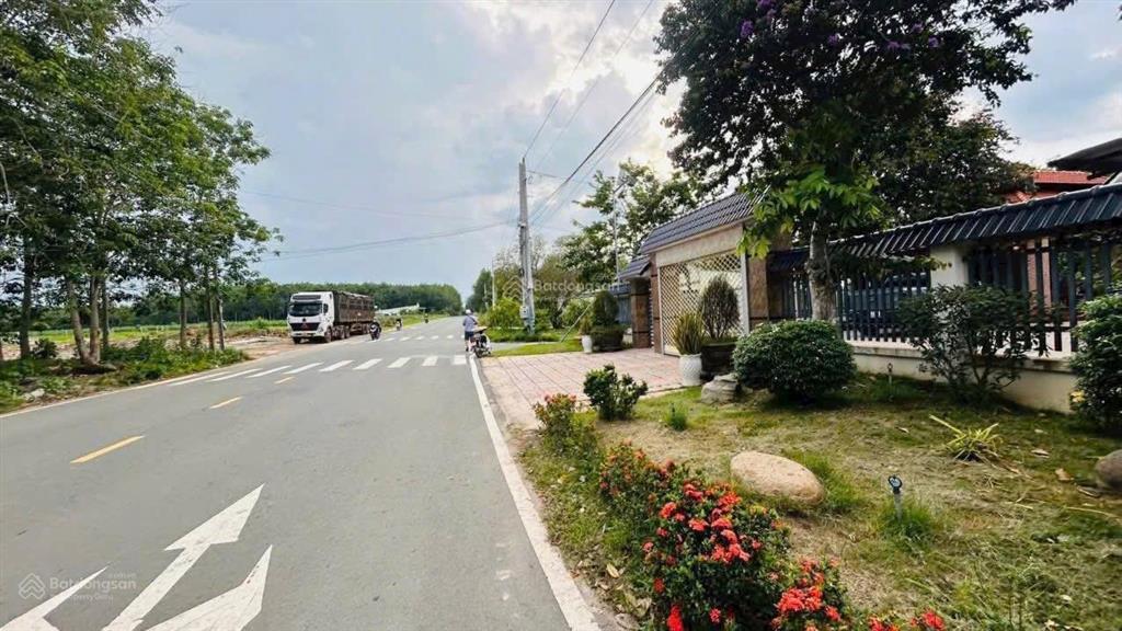 Kẹt tiền bán gấp 584m2, thổ cư 100m2, kế bên khu công nghiệp becamex, dân cư đông