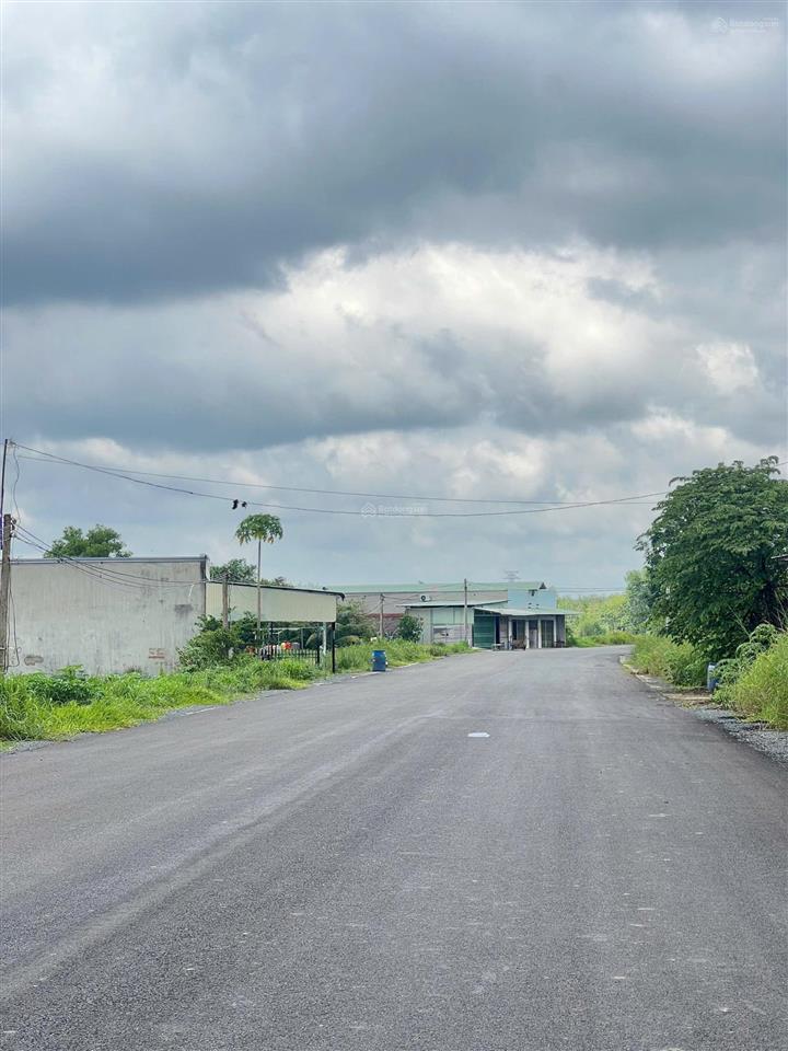 Kẹt tiền bán gấp 605m2 đất kế bên khu công nghiệp becamex, dân cư đông, giá 850 triệu.