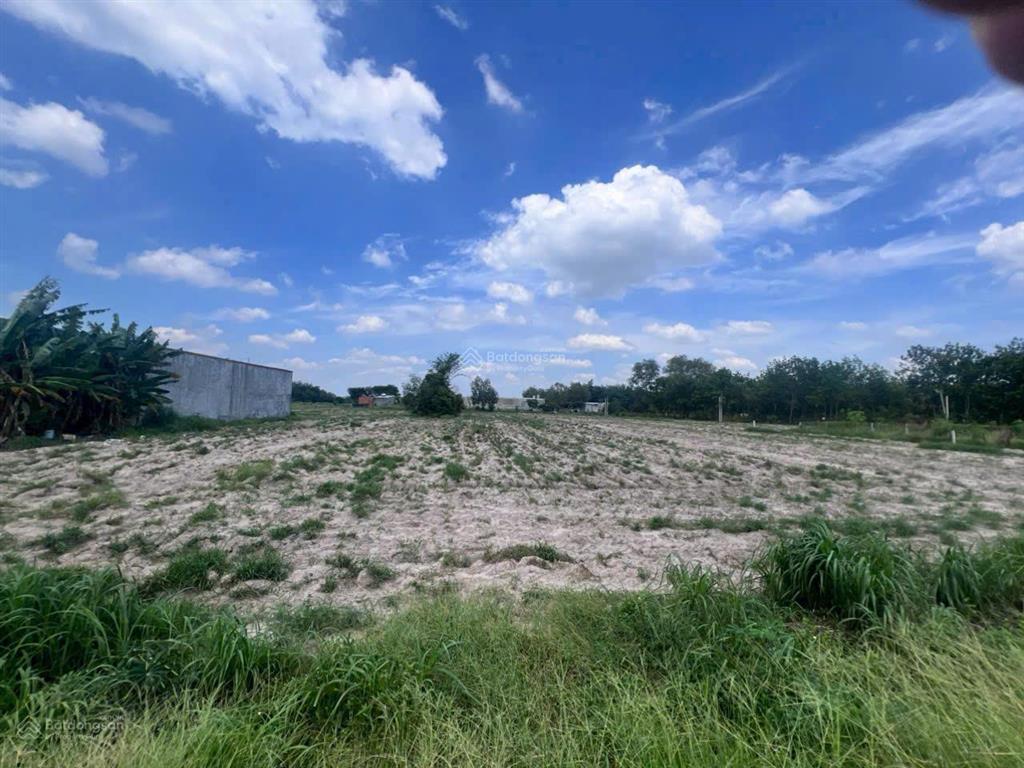 Kẹt tiền bán gấp 605m2 đất kế bên khu công nghiệp becamex, dân cư đông, giá 850 triệu.